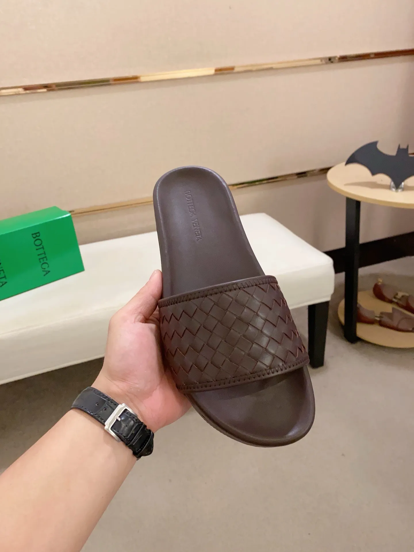 Men's shoes 💰: 320💰[BV~Bottega Veneta] Trendy new slippers are on the market. Same style as the official website. Counter quality [strong][strong][strong] Selected cow patent leather weaving. High-end atmosphere. Very cost-effective. Original wear-resistant rubber outsole. Fine workmanship. The upper layer of materials is used. The quality is visible. Shoe size 38-45.